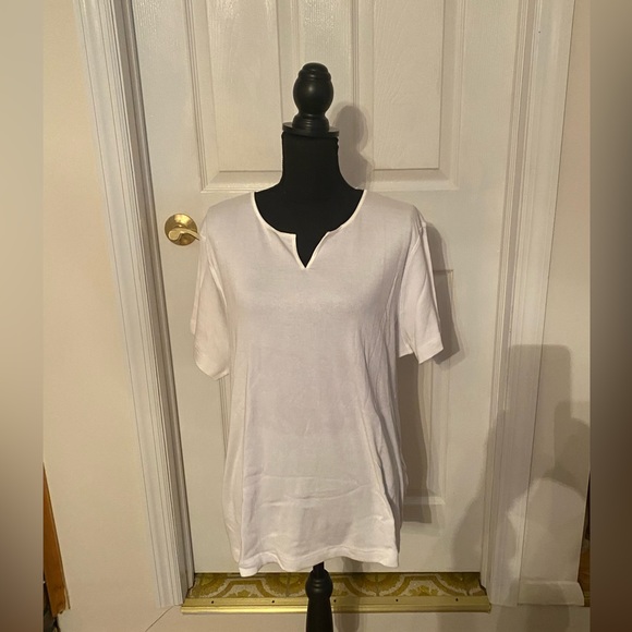 C.B.Collections NWT Women’s Top Size 2X White Ribbed V-Neck Satin Neck Trim - Picture 3 of 10